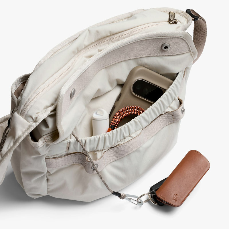 Bellroy Cinch Sling 7L Oat worn