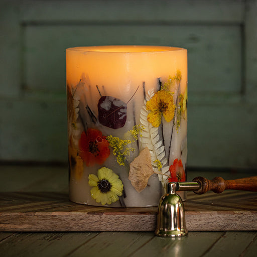 Honey Tobacco accent botanical candle detail