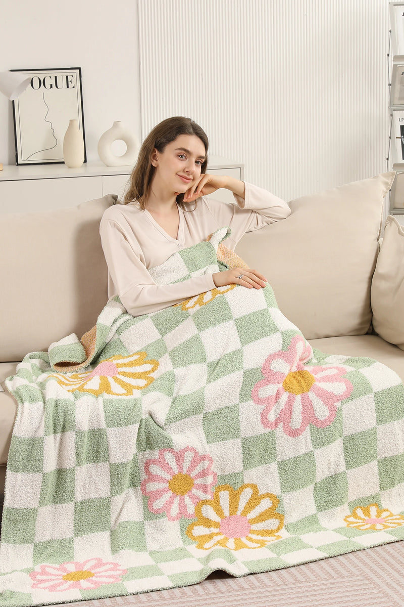 Daisy & Checkered Pattern Luxury Soft Throw Blanket