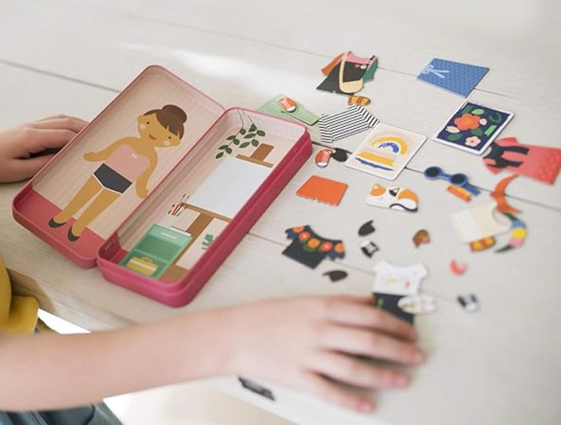 CHRONICLE BOOKS TOYS Shine Bright at the Studio Magnetic Dress Up