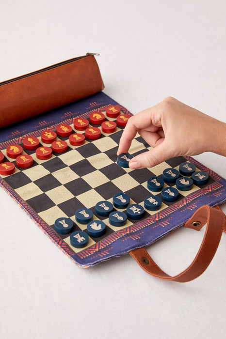 CHRONICLE BOOKS BOOK Pendleton Chess & Checkers Set: Travel-ready Roll-up Game