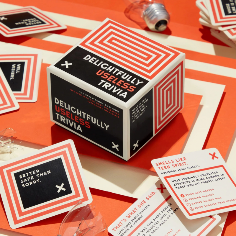 HACHETTE GAMES Delightfully Useless Trivia